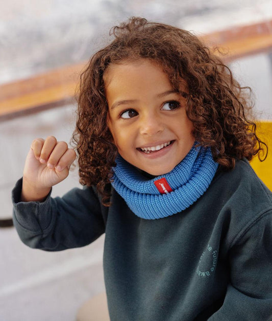 Bambino che indossa snood blu in cotone a maglia fine con dettaglio rosso Hello Hossy