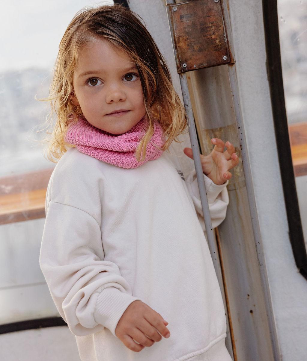 Bambino che indossa snood rosa a costine con fodera in pile Hello Hossy