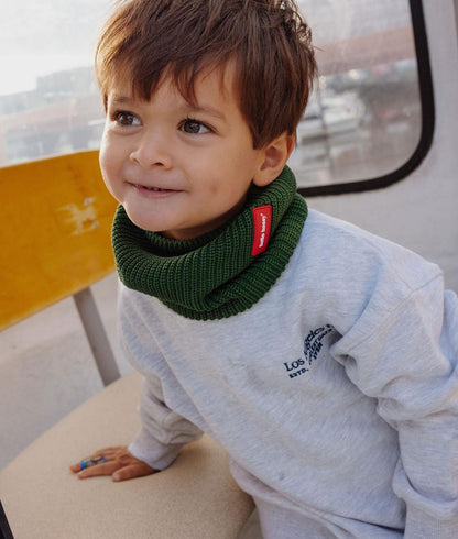 Snood bambino verde a coste etichetta rosso Hello Hossy