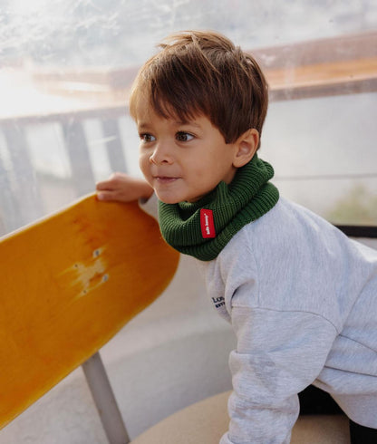 Bambino con Snood verde in maglia a coste, etichetta rossa Hello Hossy