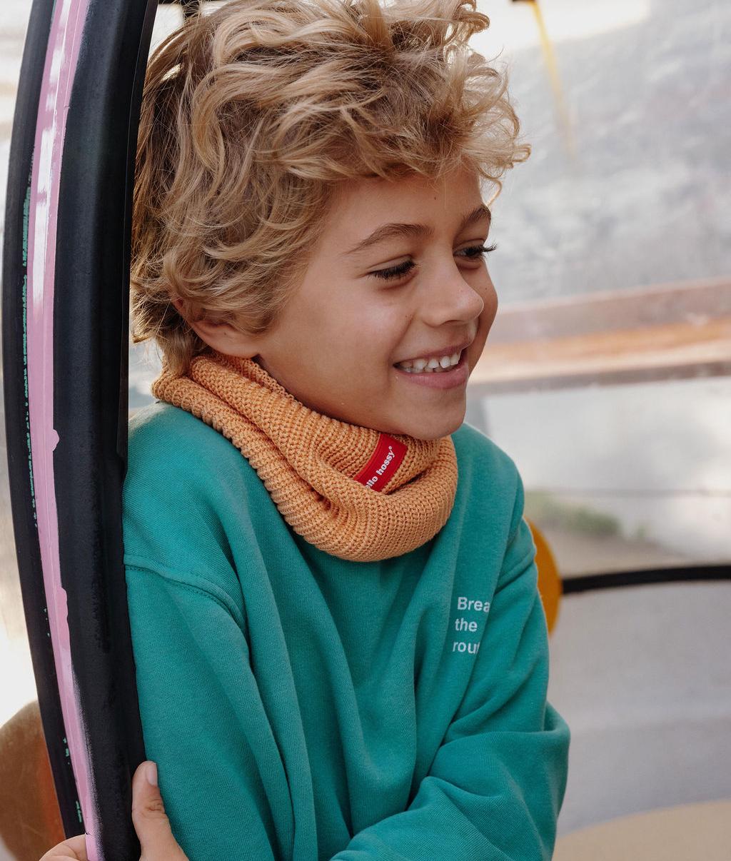 Snood per bambini color cammello, maglia spessa, etichetta rossa Hello Hossy