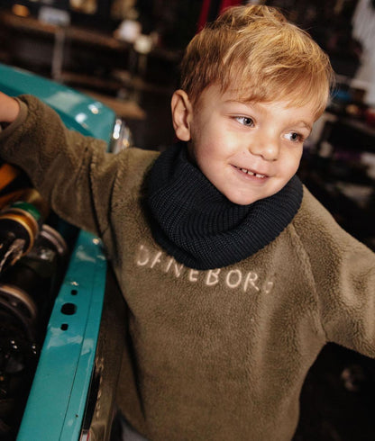 Snood in maglia di pile Cocoon Polo indossato da un bambino – foto lifestyle – Hello Hossy