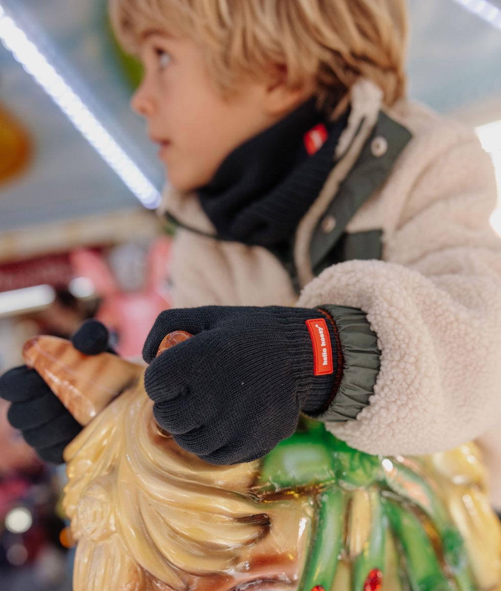 Snood Cocoon Polo indossato da un bambino in duo con i guanti Handy Polo - foto lifestyle - Hello Hossy