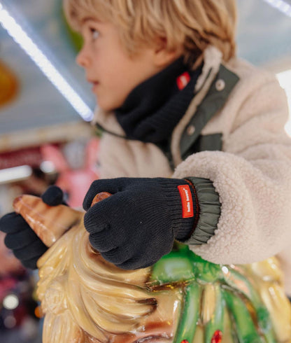 Snood Cocoon Polo indossato da un bambino in duo con i guanti Handy Polo - foto lifestyle - Hello Hossy