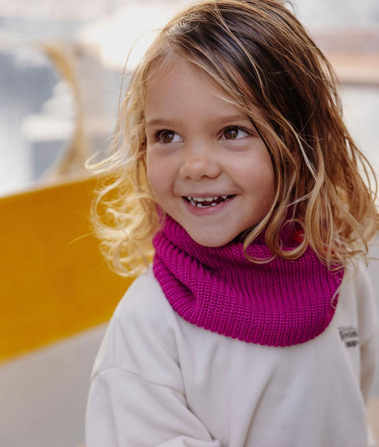 Bambino che indossa Snood viola a maglia spessa Hello Hossy