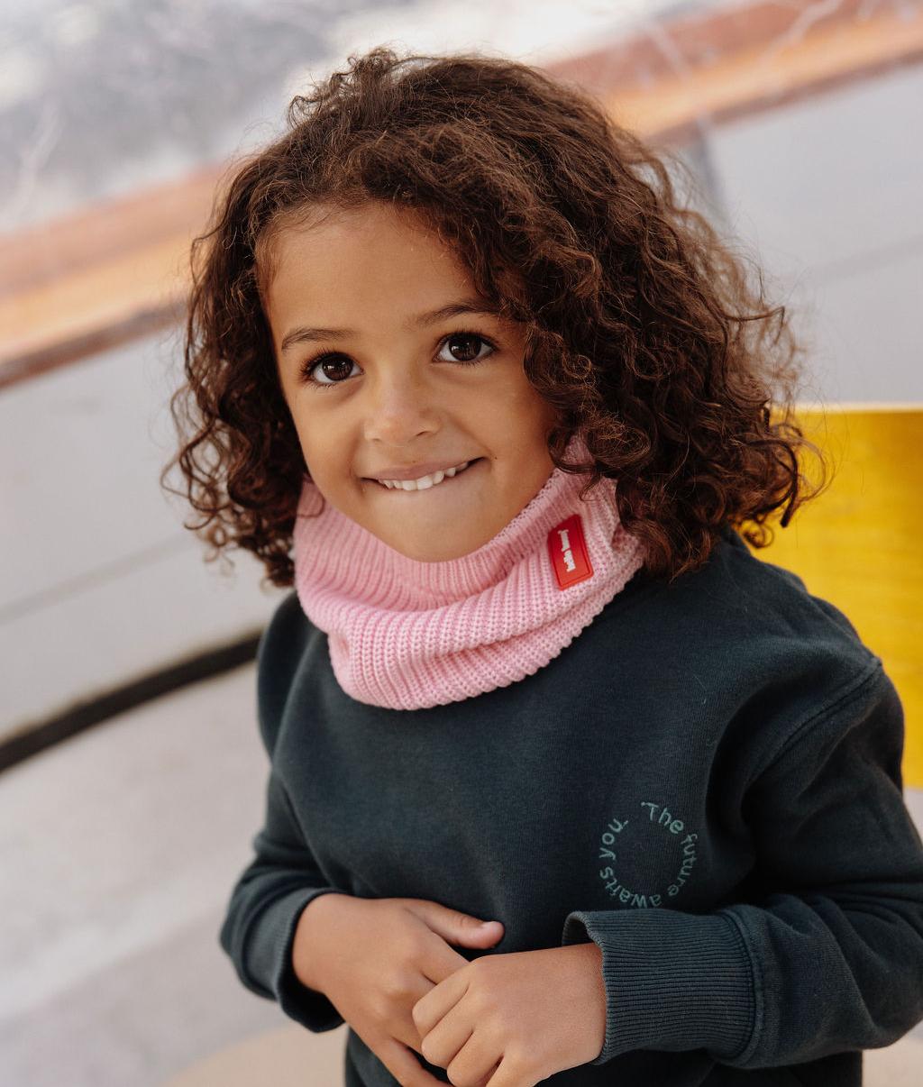 Snood bambino rosa in maglia a costine etichetta rossa Hello Hossy