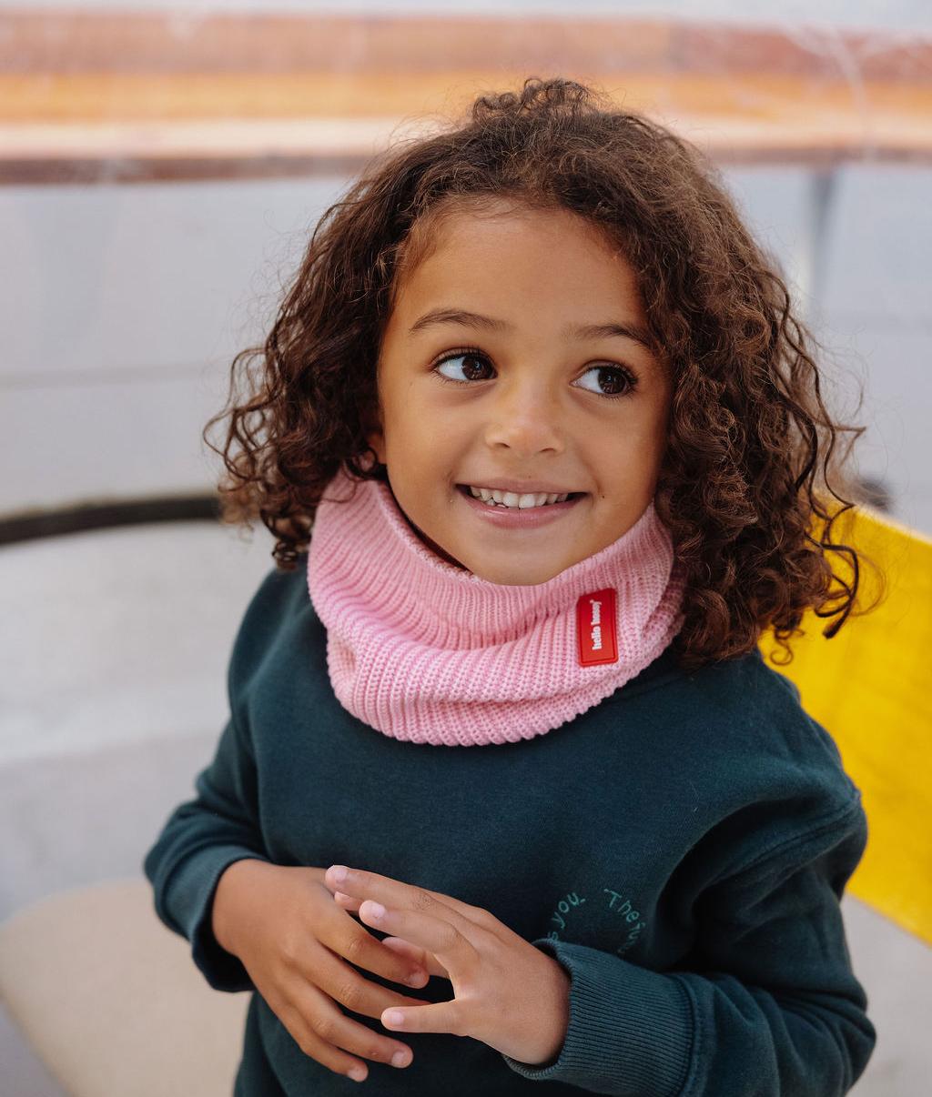 Snood bambino rosa lavorato a maglia con etichetta rossa Hello Hossy