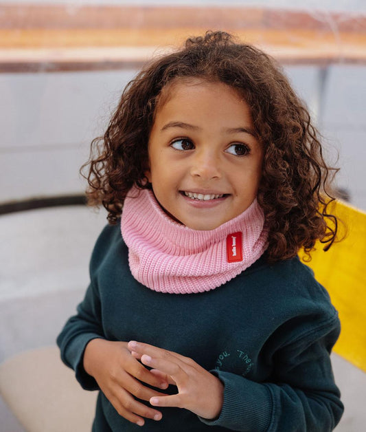Snood bambino rosa lavorato a maglia con etichetta rossa Hello Hossy