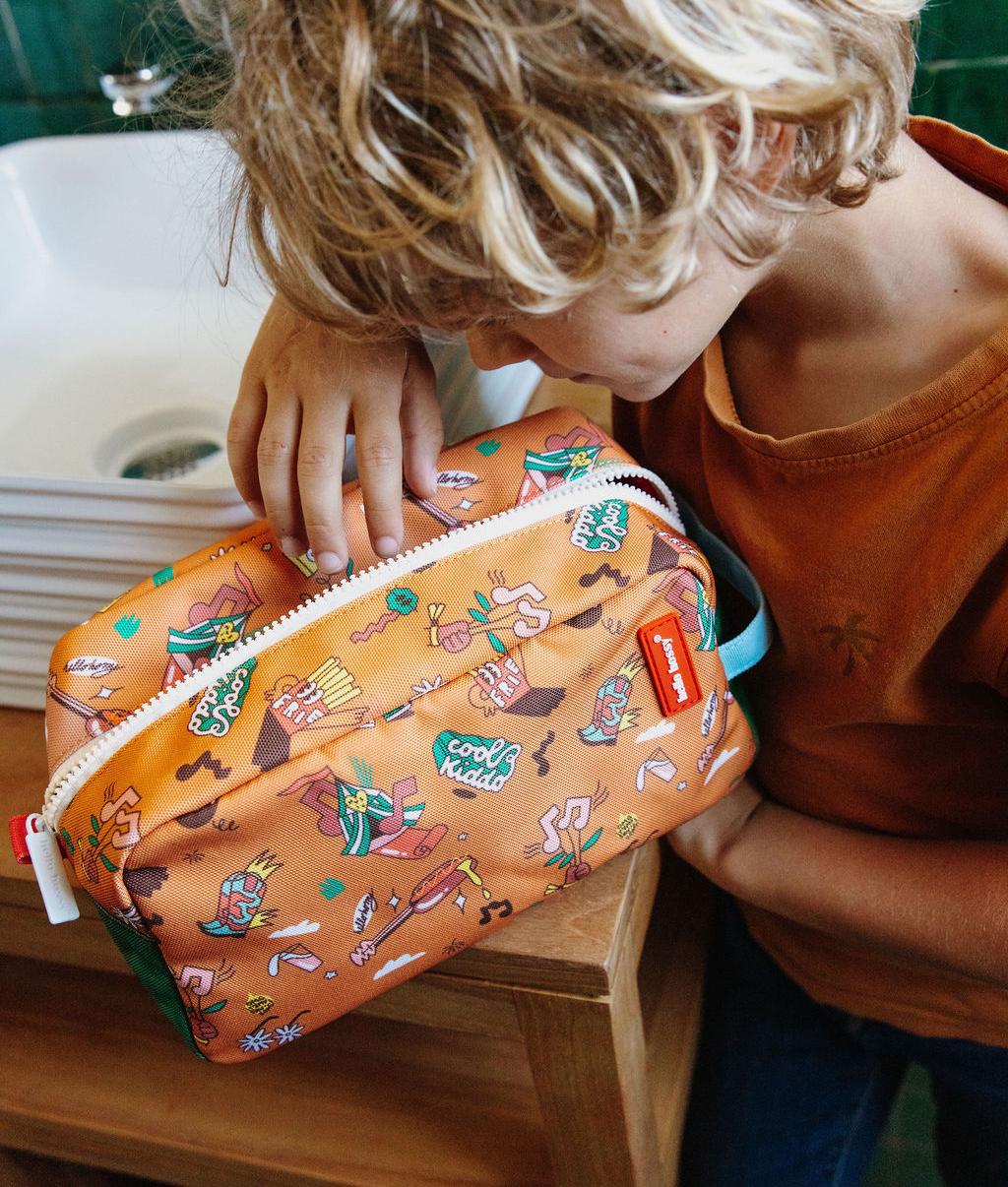 Beauty case bambino cammello con stampa musica, dettaglio chiusura Hello Hossy