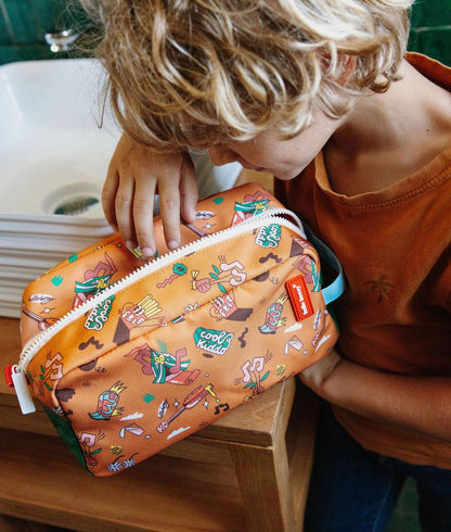 Beauty case bambino cammello con stampa musica, dettaglio chiusura Hello Hossy