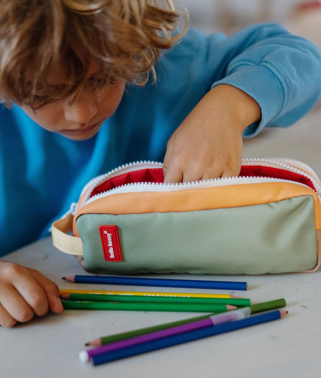 Astuccio scolastico bambino verde con dettagli arancioni, doppio scomparto Hello Hossy