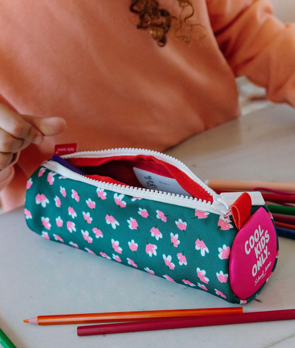 Astuccio scolastico bambino verde con stampa a fiori rosa e chiusura a zip Hello Hossy