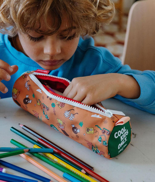 Astuccio scolastico bambino marrone motivo musica dettaglio testo verde Hello Hossy