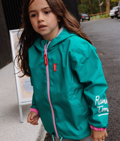 Bambina che indossa la giacca antipioggia impermeabile con cappuccio Ali – vista a 3/4 – Hello Hossy