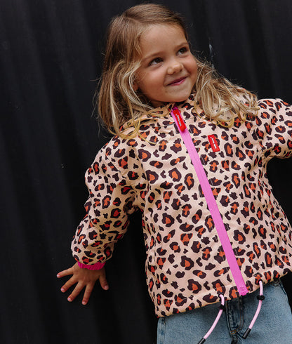 Giacca invernale per bambini con stampa leopard marrone e nera, zip rosa Hello Hossy