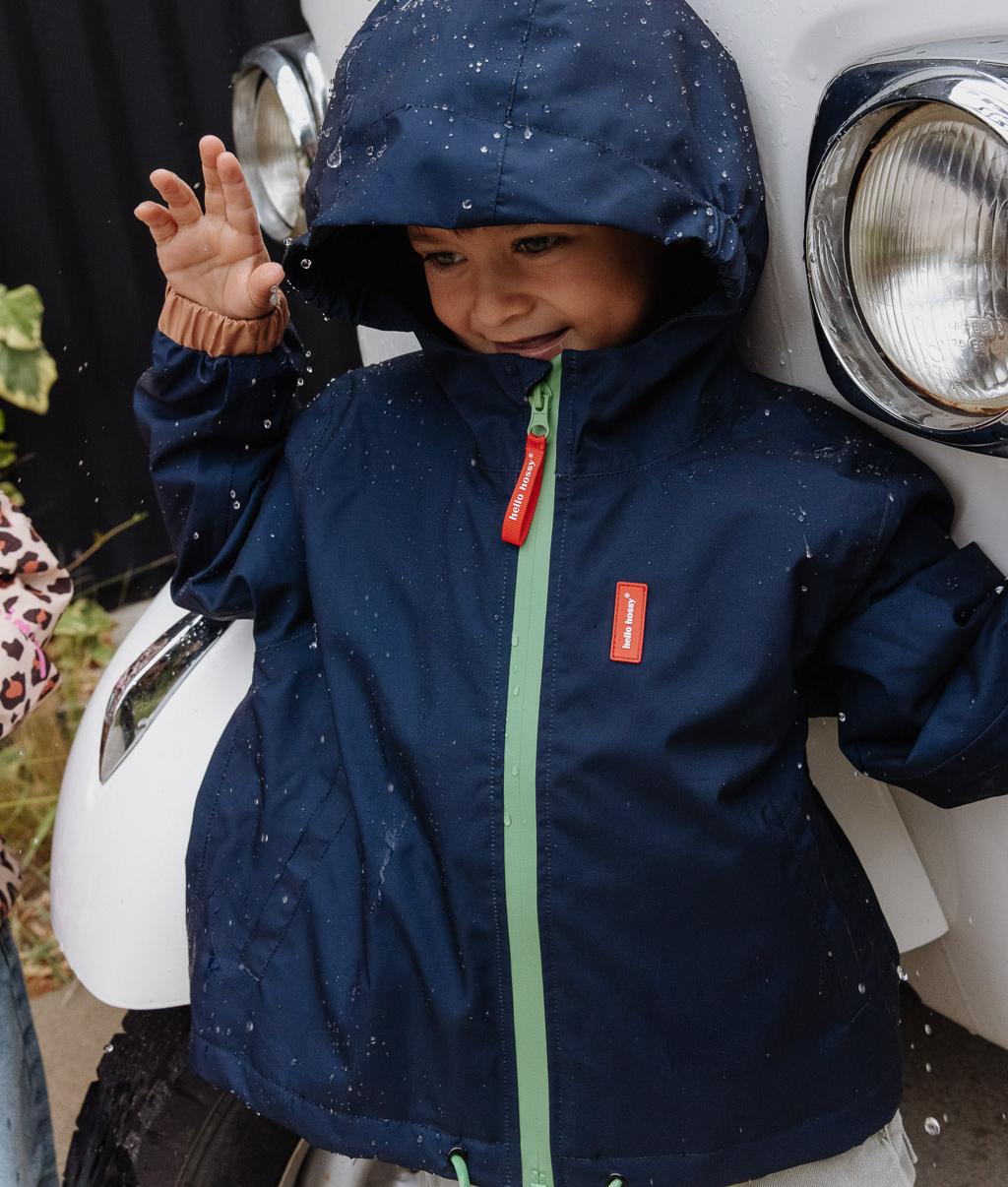 Giacca per bambini blu marine con cappuccio impermeabile, zip verde Hello Hossy