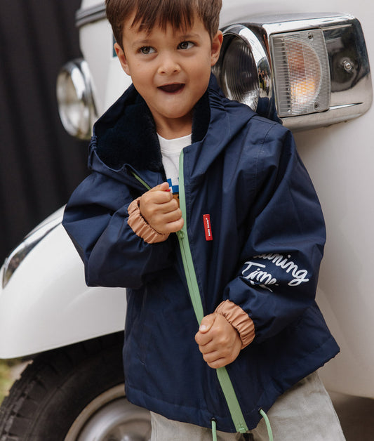 Giacca invernale bambino blu marine con cappuccio, maniche elasticizzate, dettagli arancioni e verdi Hello Hossy