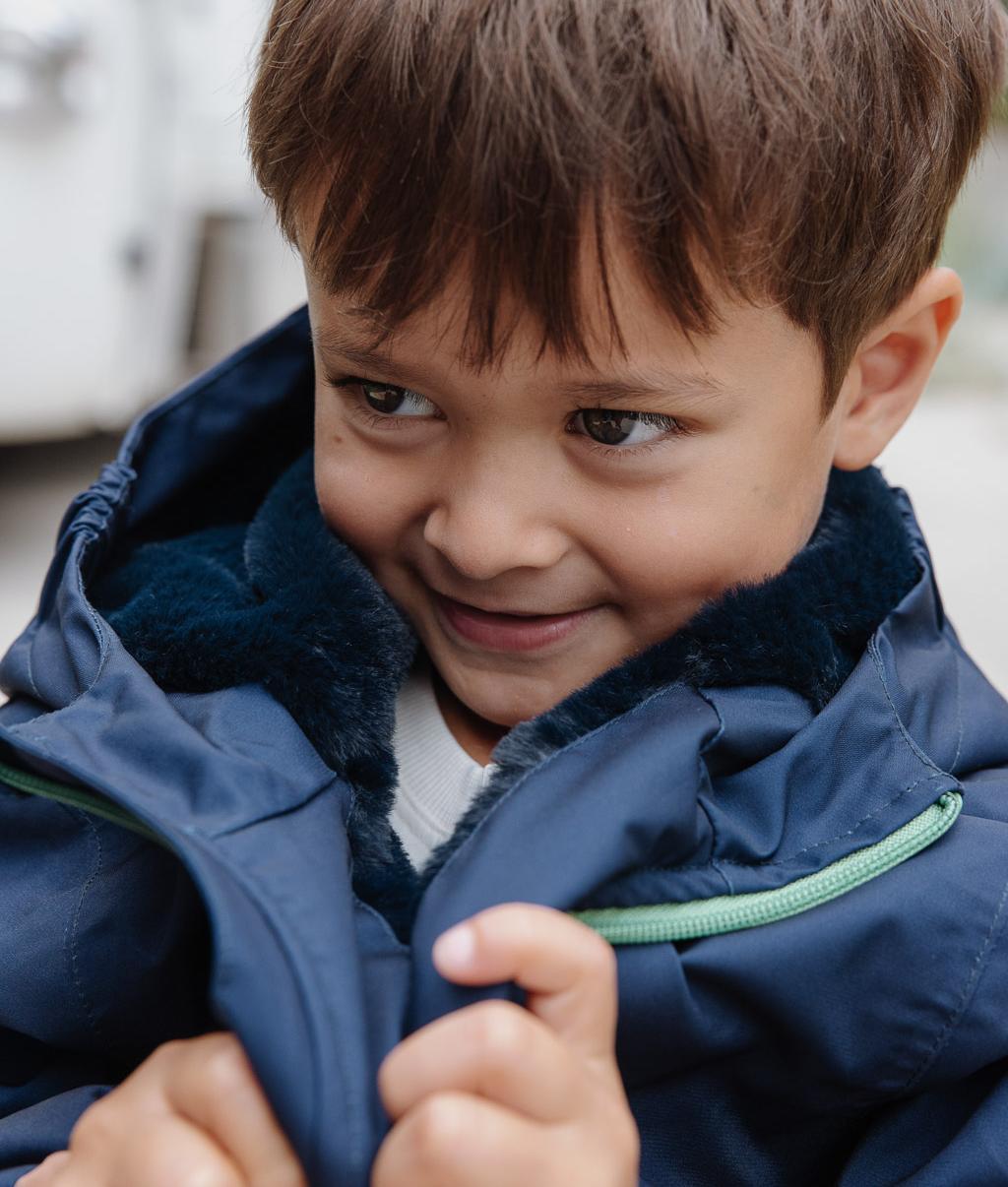 Bambino con giacca invernale blu, fodera in pelliccia sintetica, cappuccio Hello Hossy