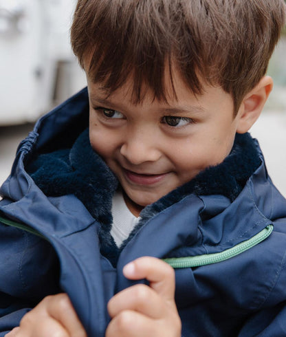 Bambino con giacca invernale blu, fodera in pelliccia sintetica, cappuccio Hello Hossy