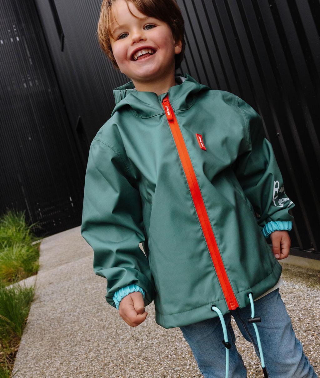Giacca antipioggia impermeabile Captain indossata da un bambino - vista frontale - foto lifestyle – Hello Hossy