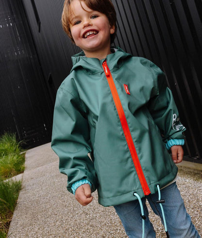 Giacca antipioggia impermeabile Captain indossata da un bambino - vista frontale - foto lifestyle – Hello Hossy