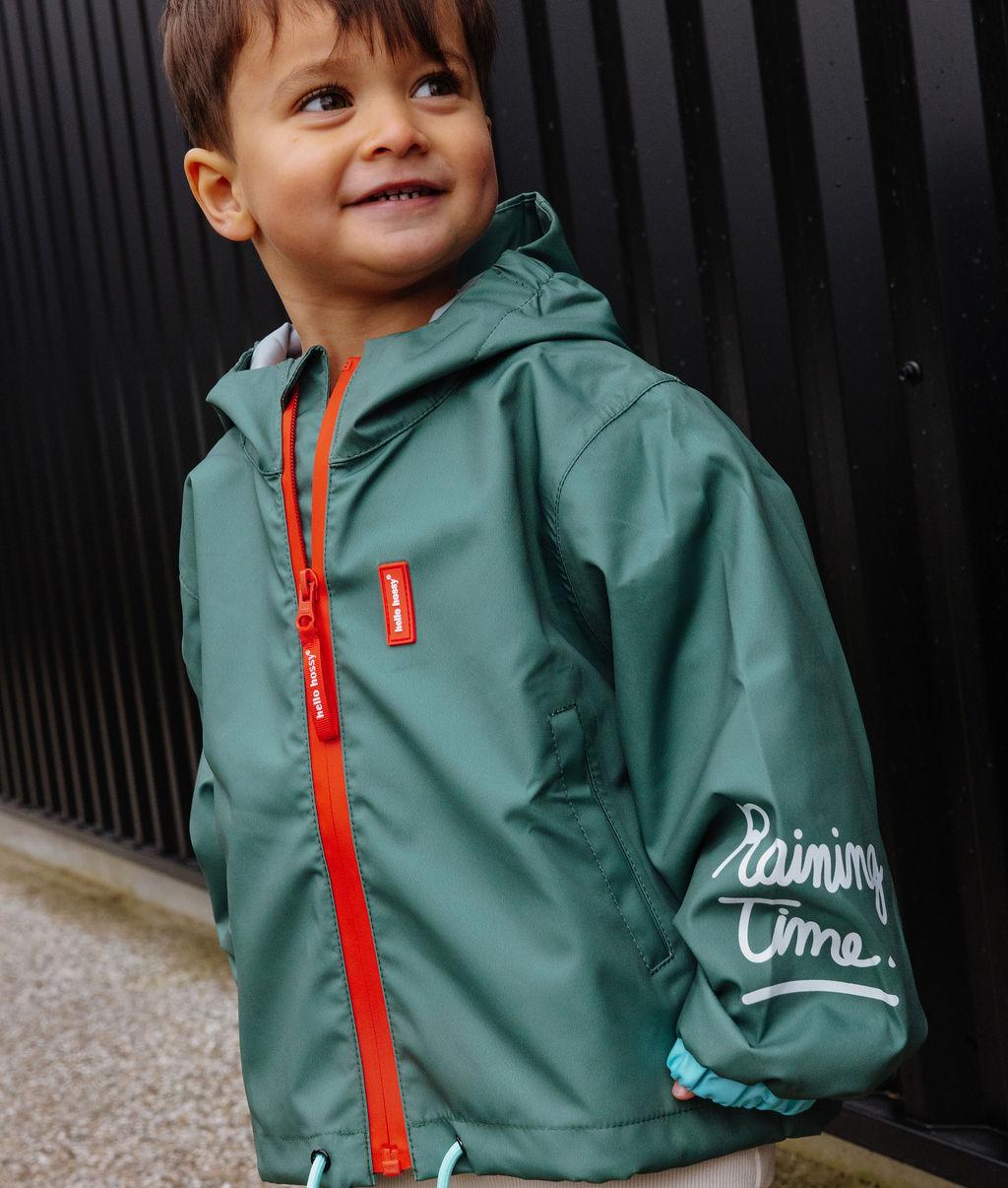 Giacca antipioggia impermeabile con cappuccio Captain indossata da un bambino - vista 3/4 - foto lifestyle - Hello Hossy