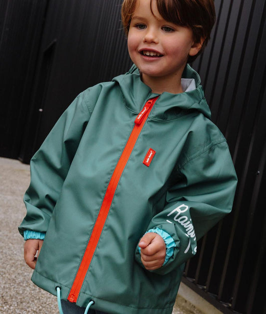 Bambino che indossa la giacca antipioggia impermeabile con cappuccio Captain – vista di 3/4 – Hello Hossy