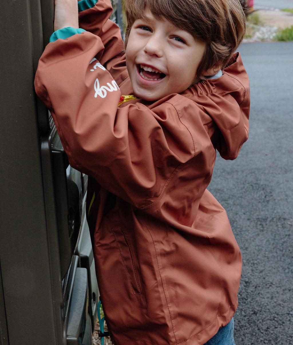 Giacca antipioggia impermeabile Peanut indossata da un bambino - vista di profilo - foto lifestyle – Hello Hossy
