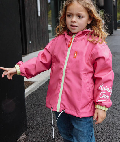 Bambino che indossa la giacca antipioggia impermeabile Pitaya - foto lifestyle - Hello Hossy