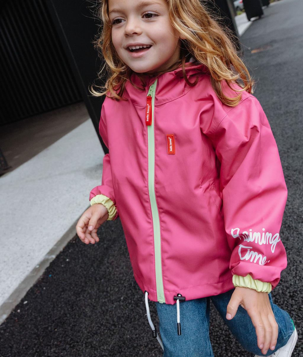 Bambina che indossa la giacca antipioggia impermeabile con cappuccio Pitaya – vista a 3/4 – Hello Hossy
