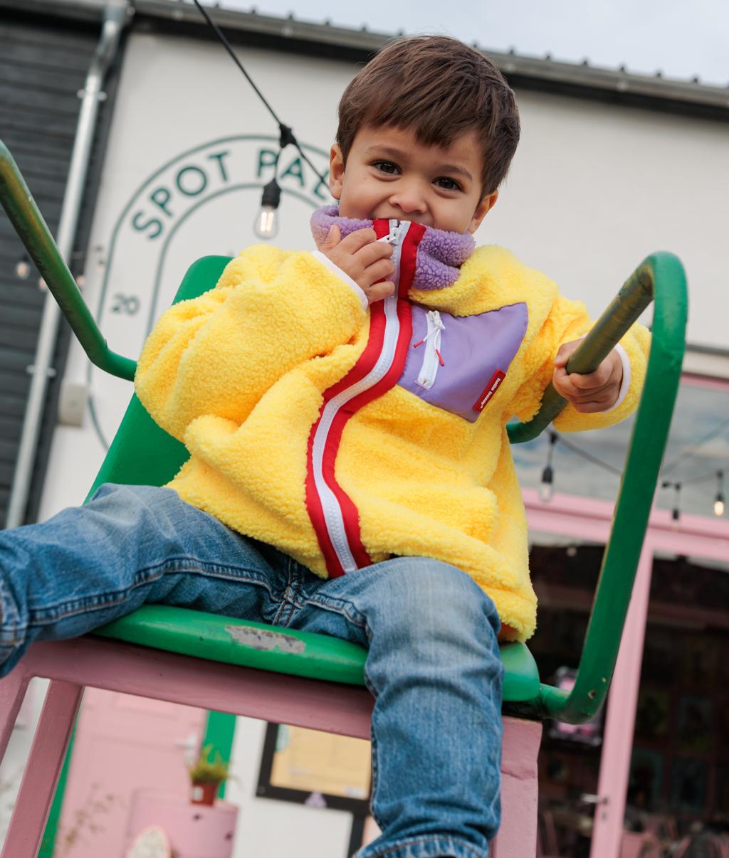 Giacca in pile per bambini gialla e lilla, dettaglio zip rosso Hello Hossy