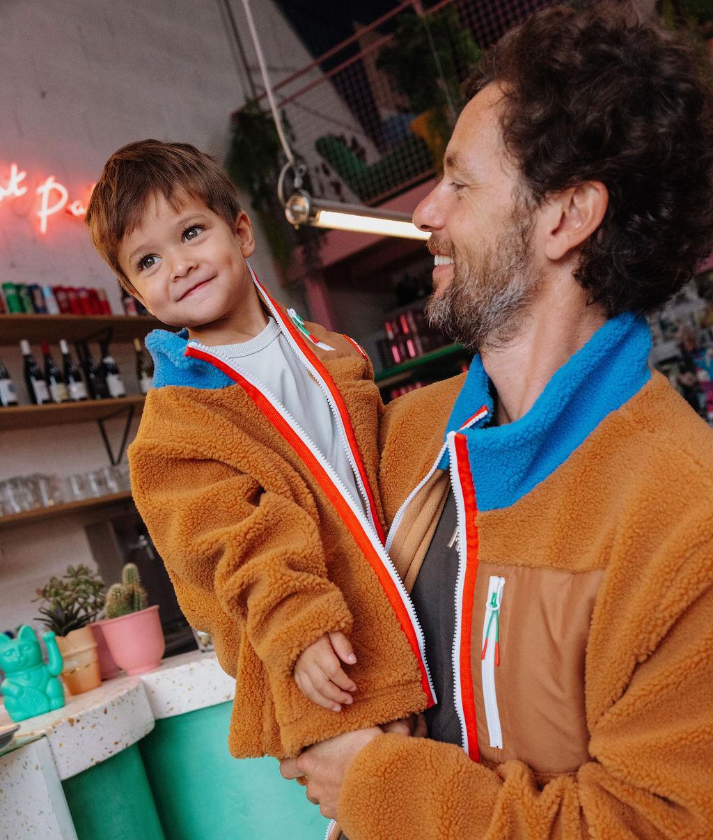 Giacca in pile blu e cammello per papà e bambino indossata Hello Hossy