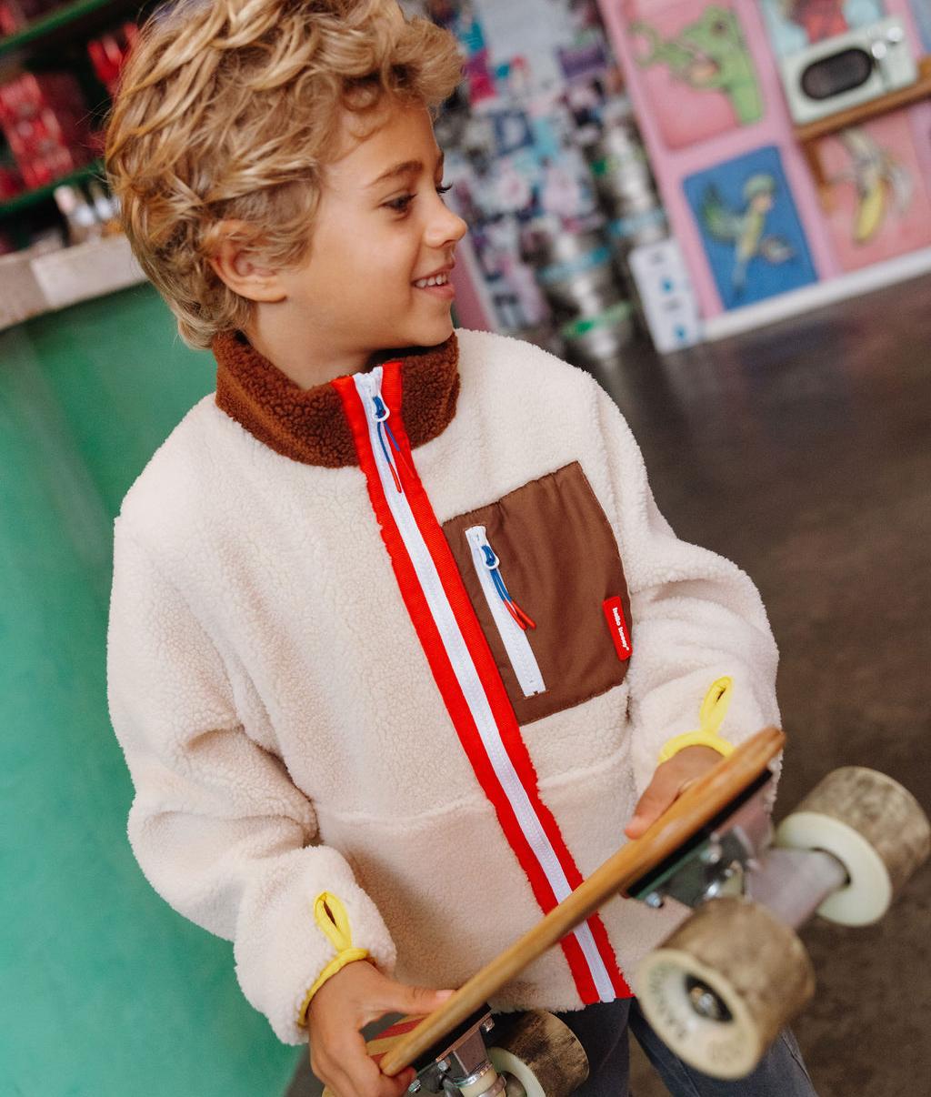 Giacca in pile crema e marrone bambino indossata Hello Hossy