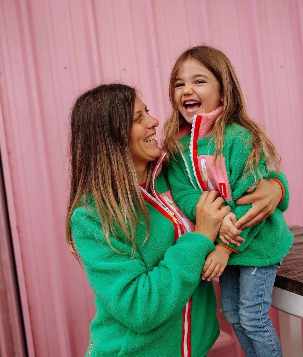 Giacca in pile bicolore rosa e verde indossata da un bambino e dalla sua mamma Hello Hossy