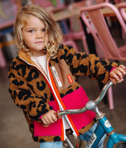 Giacca in pile leopard indossata da un bambino Hello Hossy