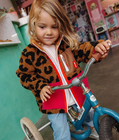 Giacca in pile leopard per bambini indossata Hello Hossy