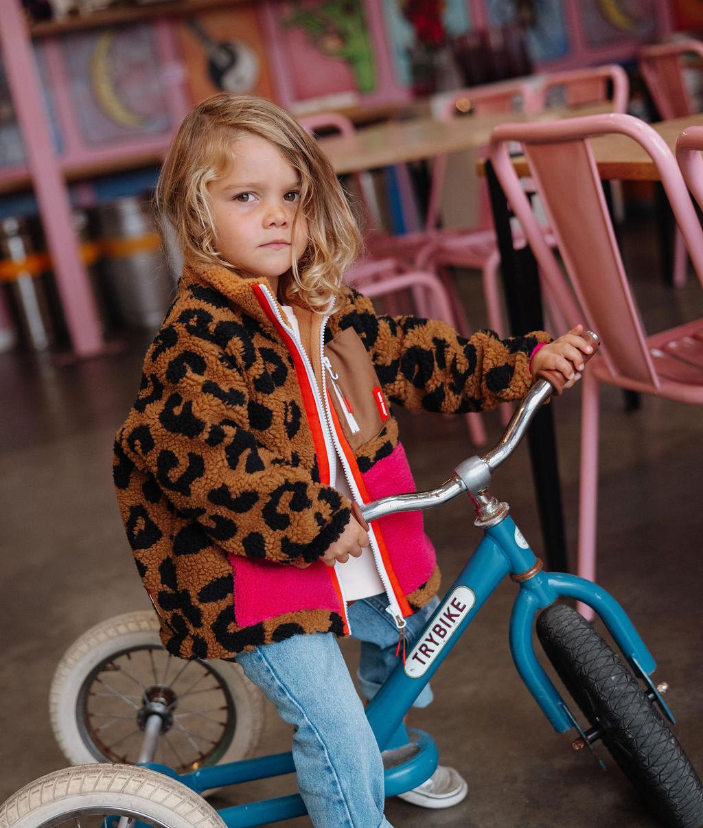 Giacca in pile bambino stampato leopard indossata Hello Hossy