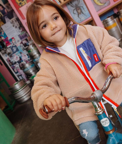 Giacca in pile beige da bambino indossata Hello Hossy