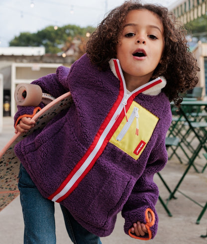 Giacca in pile bambino prune, tasca gialla, zip rossa, bordi arancioni Hello Hossy