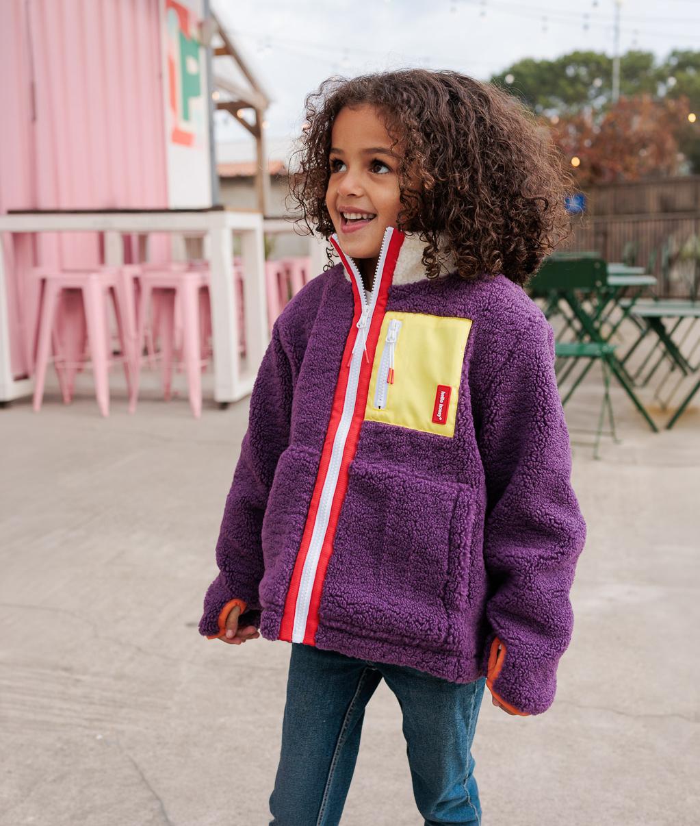 Giacca in pile bambino prune con tasca gialla, zip arancione Hello Hossy