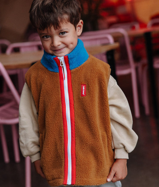 Gilet in pile da bambino cammello e blu, dettaglio zip rosso Hello Hossy
