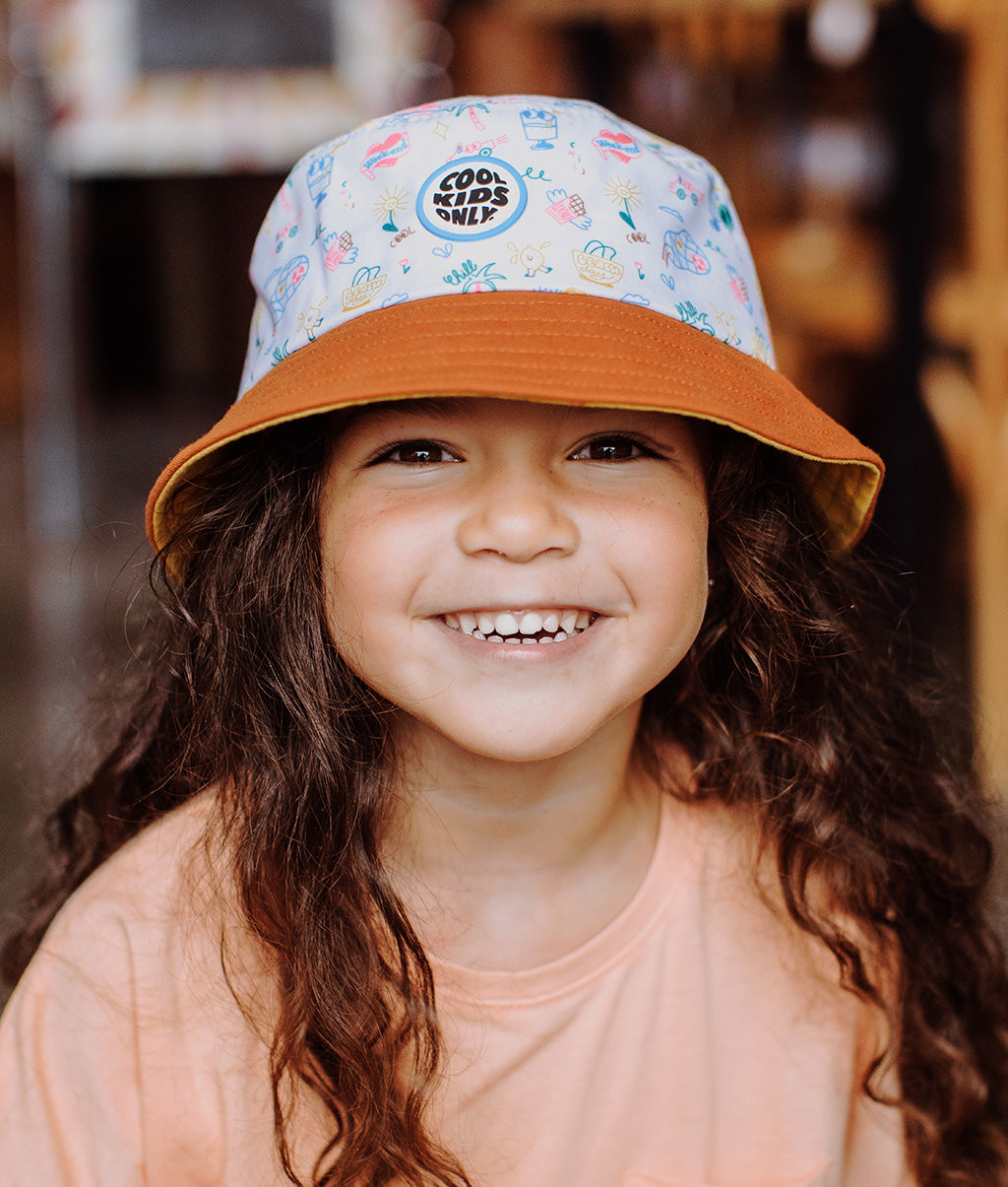 Bucket hat bambino bianco stampato viaggio bordo arancione Hello Hossy