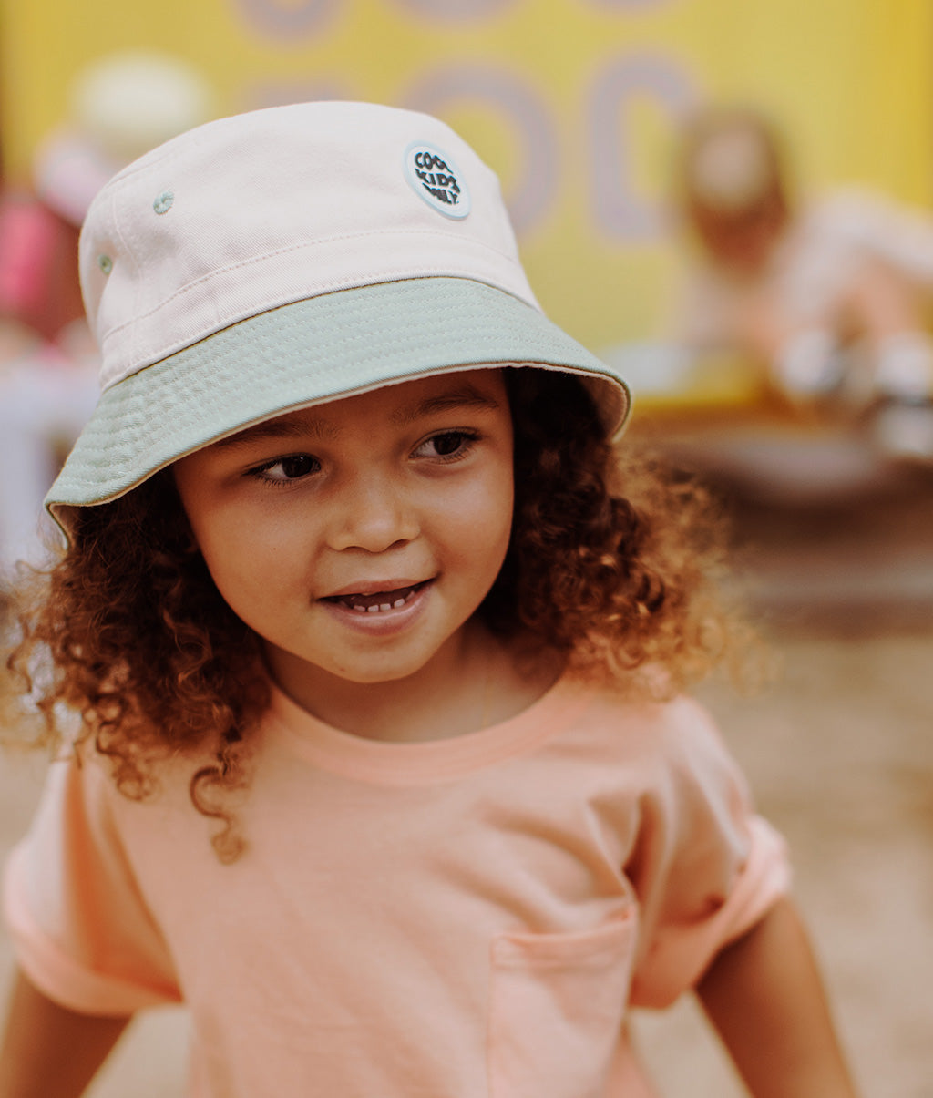 Bucket hat bambino beige, bordi verde chiaro, ricamo Cool Kids Only Hello Hossy