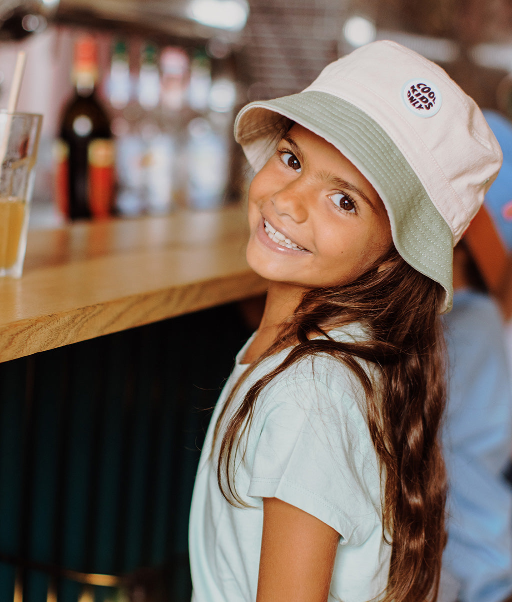 Bucket hat beige per bambini con bordi verdi e patch rotonda Hello Hossy