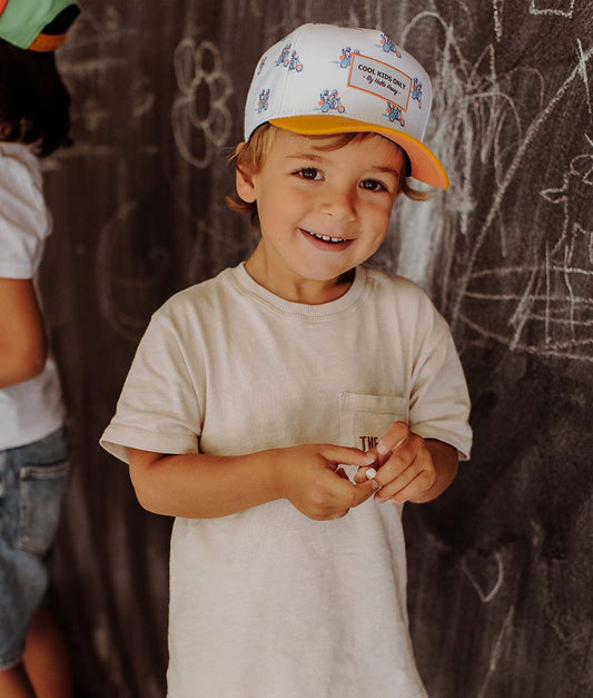 Cappellino bianco e blu per bambini con motivo ad automobili e visiera curva gialla Hello Hossy