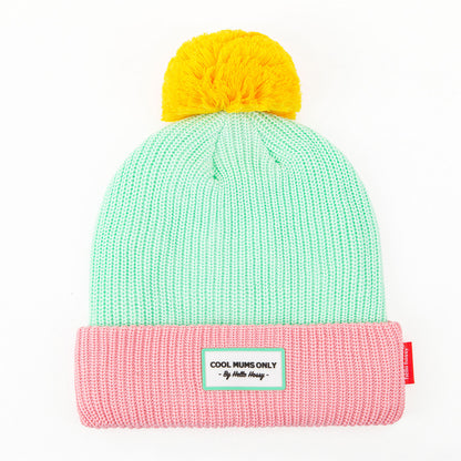 Berretto da bambino verde pastel con pompon giallo e bordo rosa Hello Hossy