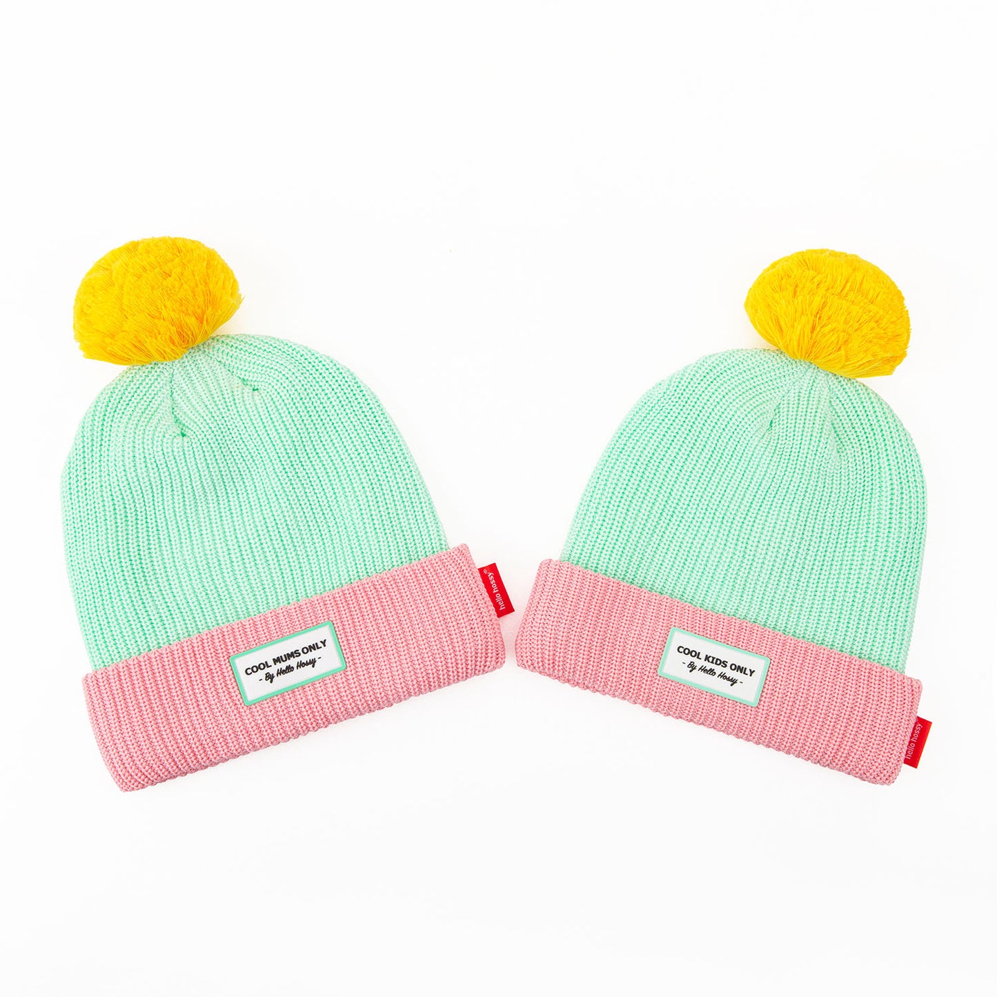 Berretti bambino verde bordo rosa pompon giallo etichetta ricamata Hello Hossy