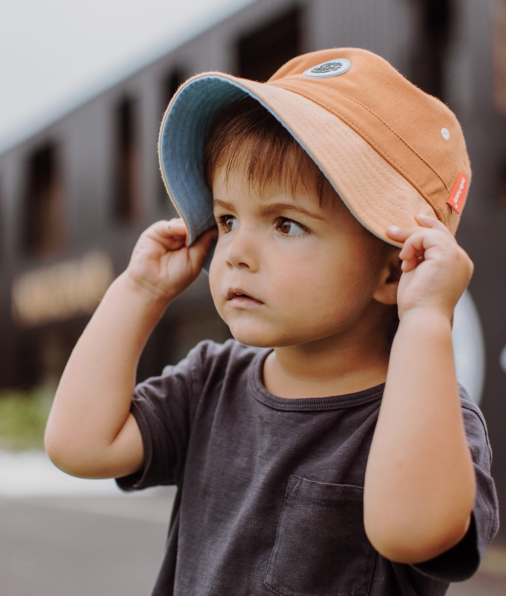 Bucket hat Neonati Mini Chesnut con cordino 100% cotone biologico, certificato Oeko-Tex, da 9 mesi, Cool Kids Only !